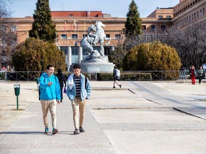 Estudiantes en la Universidad Complutense de Madrid.