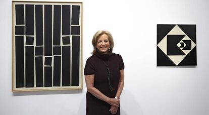 Patricia Phelps de Cisneros, junto a dos de las obras donadas al Reina Sofía.
