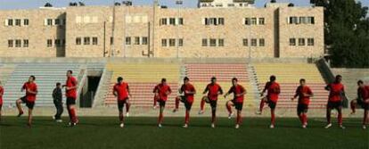 La selección palestina, en un entrenamiento en el estadio de A Ram.