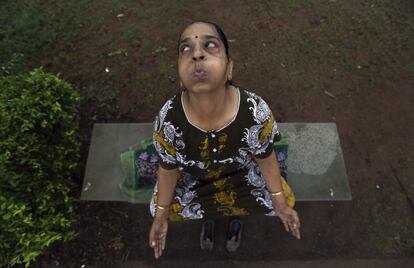 Una mujer practica yoga en un parque en Bombay, India.