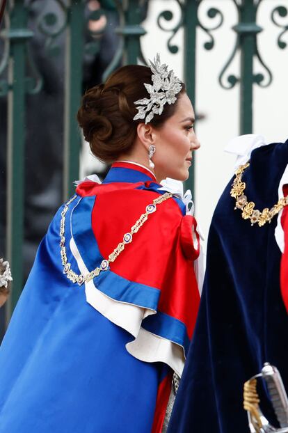 El único guiño que hubo a la anterior princesa de Gales, la malograda Lady Diana, se materializó en las orejas de Middleton, que lució dos piezas con una doble curva de varios cortes de diamantes. Bajo el manto llevó también el collar de festón de Jorge VI, una pieza que este monarca ordenó confeccionar para su hija, Isabel II. 