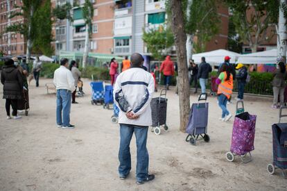 Unas personas formadas en las colas del hambre, en Madrid, en 2022.