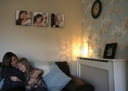 Claire Coyne de 43 anos, posa para uma fotografia com sua filha Ella, de 10, em sua casa de Shepshed, Inglaterra. Claire é atendente bancária e tem a ambição de que sua filha seja professora de Educação Física. Embora o que realmente importa seja passar o tempo com a filha. A criança ainda não pensou no que gostaria de fazer, mas quer ir à universidade. E não se importaria em ser professora de dança.