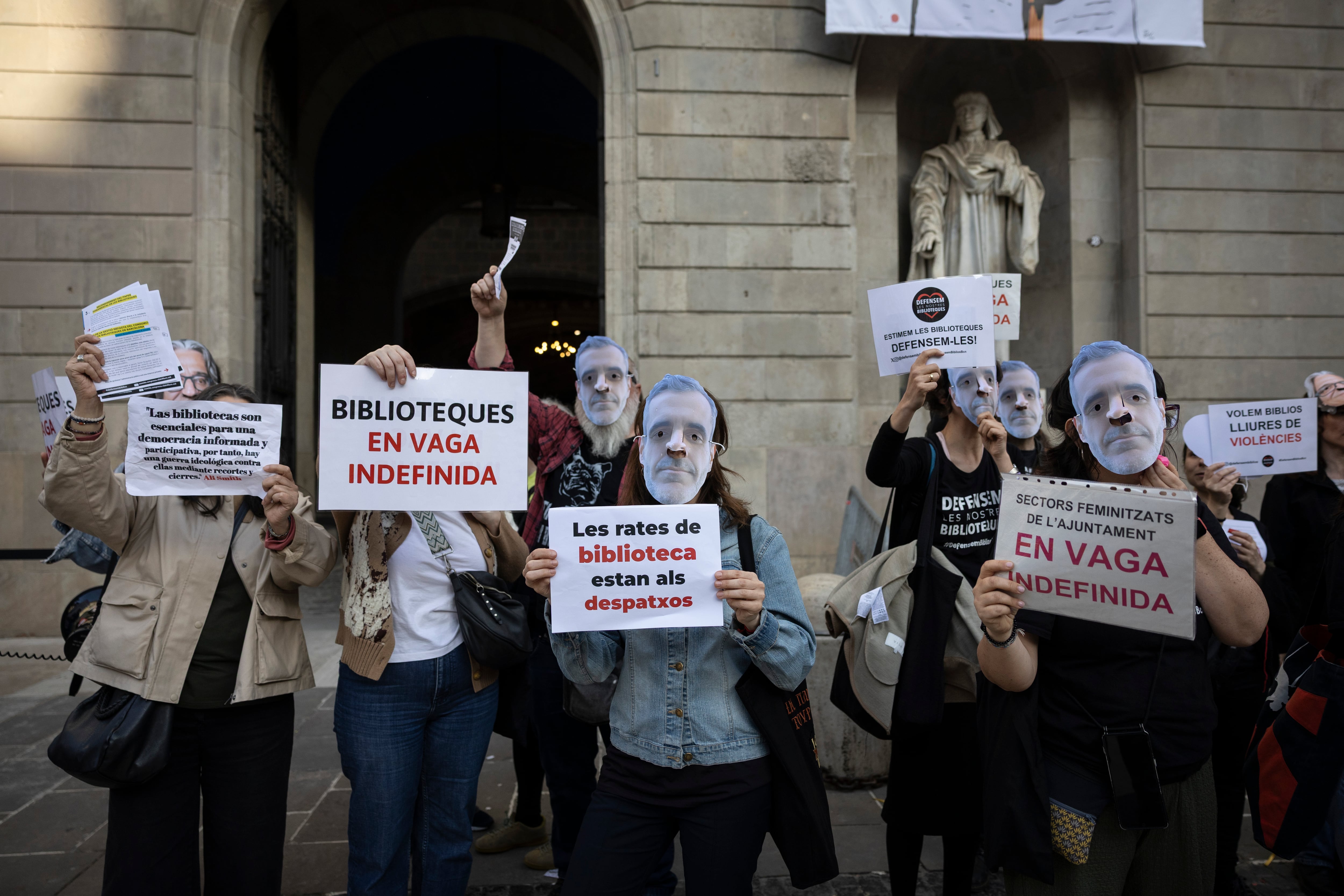 Protesta del personal de bibliotecas en la plaza Sant Jaume de Barcelona.