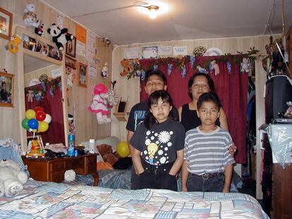 La familia mexicana Martínez posa en el dormitorio en el que vive en East Palo Alto, en Silicon Valley (EE UU).