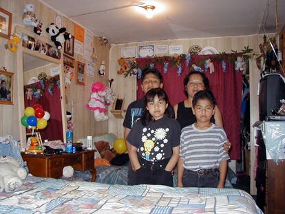 La familia mexicana Mart&iacute;nez posa en el dormitorio en el que vive en East Palo Alto, en Silicon Valley (EE UU).