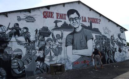 "¿Qué hace la policía?", se lee en un mural en Nantes con un retrato de Steve Maia Caniço.
