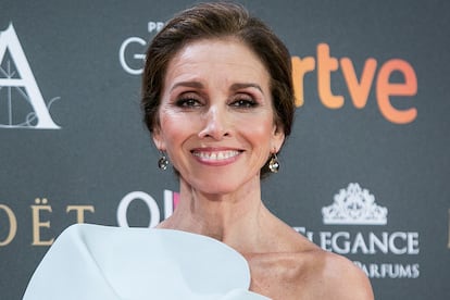 Ana Belén (66 años)

La “artista más completa de la historia de España" se llevó el Goya de Honor el año pasado. El Delpozo que eligió para la ocasión viene a corroborar lo que ya sabíamos: es una de nuestras actrices más estilosas y hace gala de una elegancia innata que no pierde con el paso de los años. Es un ejemplo perfecto de la edad bien llevada y de eso que dicen de que la arruga es bella.