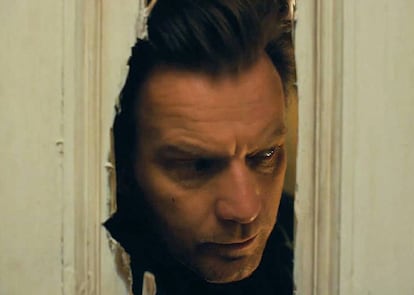 Ewan McGregor, que interpreta a Danny Torrance en 'Doctor sueño', recrea la famosa escena en la que Jack Nicholson asoma la cabeza a través de la puerta que ha roto con un hacha.