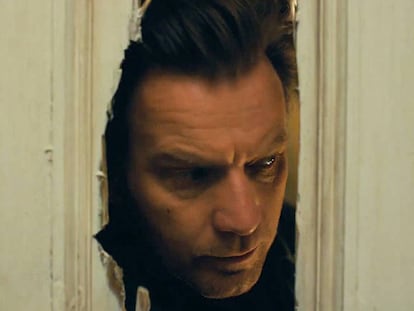 Ewan McGregor, que interpreta a Danny Torrance en 'Doctor sueño', recrea la famosa escena en la que Jack Nicholson asoma la cabeza a través de la puerta que ha roto con un hacha.