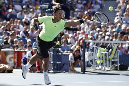 Nadal golpea la pelota durante su partido contra Simon.