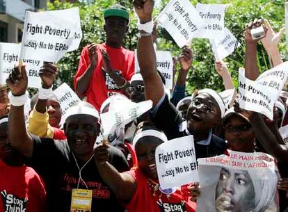 Manifestación de participantes del Foro Social Mundial ante la sede de la Unión Europea en Nairobi (Kenia).
