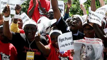 Manifestación de participantes del Foro Social Mundial ante la sede de la Unión Europea en Nairobi (Kenia).