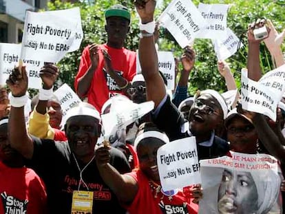 Manifestación de participantes del Foro Social Mundial ante la sede de la Unión Europea en Nairobi (Kenia).