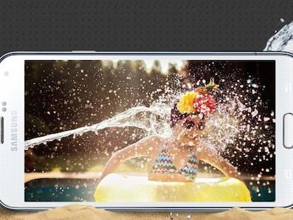 ¿Qué significa que mi teléfono o accesorio sea resistente al agua?