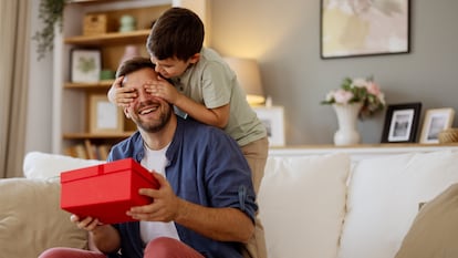 Artículo de EL PAÍS Escaparate que describe los mejores regalos para el Día del Padre por menos de 50 euros.