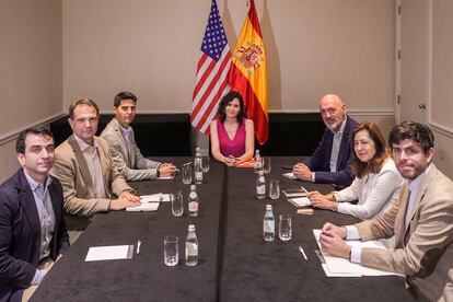 La presidenta de Madrid Isabel Díaz Ayuso, en Miami rodeada del consejero y el director general de Universidades y los rectores de la Rey Juan Carlos, Politécnica, Autónoma y Complutense.