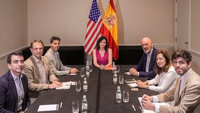 La presidenta de Madrid Isabel Díaz Ayuso, en Miami rodeada del consejero y el director general de Universidades y los rectores de la Rey Juan Carlos, Politécnica, Autónoma y Complutense.