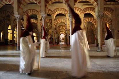 Nazarenos en la Mezquita de C&oacute;rdoba. 