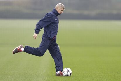 El entrenador de los 'gunners', Arsène Wenger, toca la pelota durante el entrenamiento previo al partido de vuelta de los octavos de final que les enfrentará al Bayern de Múnich.