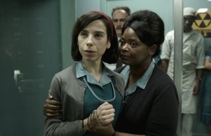 Sally Hawkins (i), nominada a Mejor Actriz por 'La forma del agua'. En la imagen, junto a su compañera de reparto Octavia Spencer en una escena de la película.