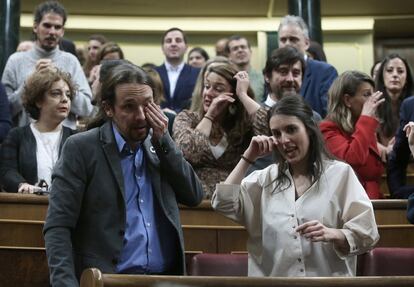 Pablo Iglesias e Irene Montero, visiblemente emocionados después de que Pedro Sánchez consiguiera los votos necesarios para ser investido presidente del Gobierno, el 7 de enero.