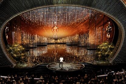 Vista general del Dolby Theatre con Chris Rock en el escenario. 