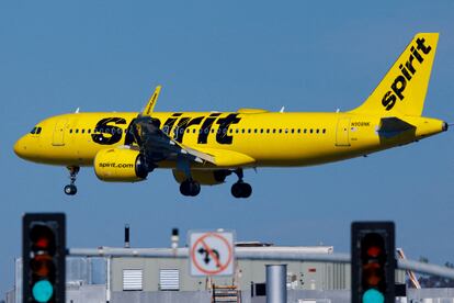 Un avión de Spirit se prepara para aterrizar en el Aeropuerto Internacional de San Diego en San Diego, California.