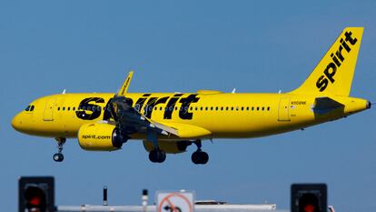 Un avión de Spirit se prepara para aterrizar en el Aeropuerto Internacional de San Diego en San Diego, California.