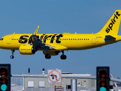 Un avión de Spirit se prepara para aterrizar en el Aeropuerto Internacional de San Diego en San Diego, California.