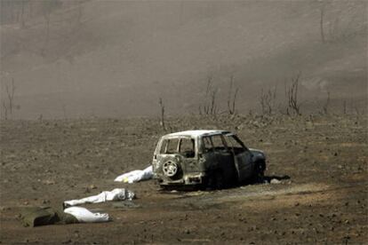 Tres cadáveres de agentes forestales, cubiertos por los servicios de rescate ayer por la mañana en Santa María del Espino.