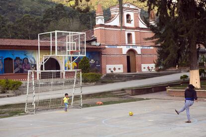 En la plaza principal de Toribío los niños pueden jugar ahora por fin a todas horas con total tranquilidad.