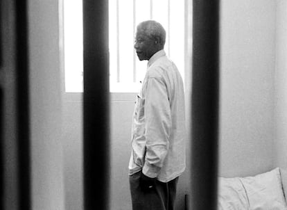 El presidente Congreso Nacional Africano, Nelson Mandela, regresa a la celda que ocupó durante 27 años en la prisión de Robben Island en el cuarto aniversario de su excarcelación, el 11 de febrero de 1994.