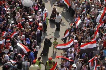 Voluntarios forman un pasillo entre hombres y mujeres para evitar agresiones sexuales en la concentración anti-Morsi en Tahrir.