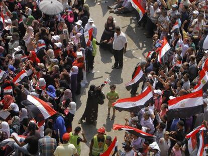 Voluntarios forman un pasillo entre hombres y mujeres para evitar agresiones sexuales en la concentraci&oacute;n anti-Morsi en Tahrir. 