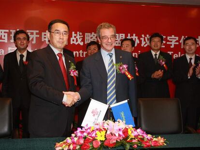 Los presidentes de China Unicom, Chang Xiaobing, y de Telefónica, César Alierta, sellaban su acuerdo la semana pasada.