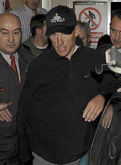 Lance Armstrong tras someterse a los cuidados médicos en el Hospital Clínico de Valladolid.