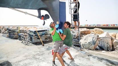 Reparación de la quilla destrozada por el encuentro con orcas con el velero del francés Benjamin Delahaie, en Puerto Sherry (Cádiz), este jueves.