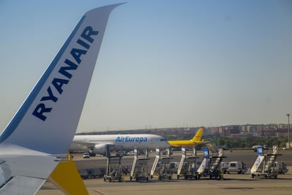 Vista de un avión de Ryanair ayer miércoles en el aeropuerto de Zaragoza.