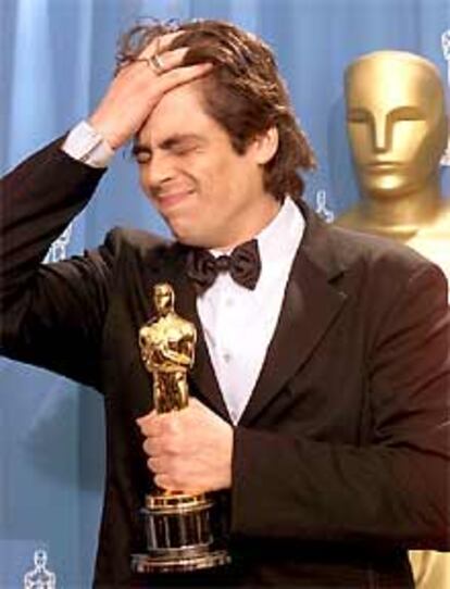 Benicio del Toro, mejor actor de reparto, al recibir el premio.