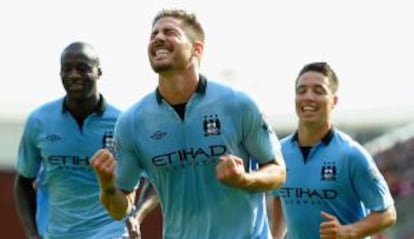 Javi García, junto a Yaya Touré y Nasri.