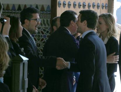El líder del PP, Pablo Casado (a la derecha), saluda al portavoz de Vox en el parlamento de Andalucía, Francisco Moreno.