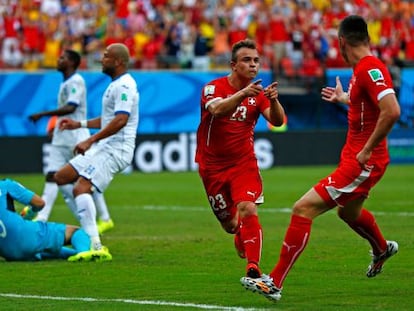 Shaqiri celebra uno de sus goles