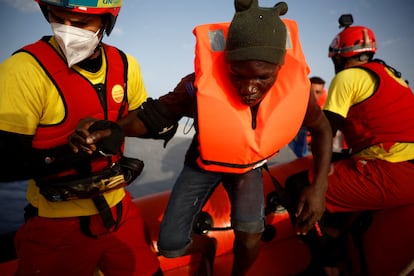 Miembros de la ONG Open Arms ayudan a los migrantes durante el rescate en aguas del Mediterráneo, el pasado 17 de agosto.