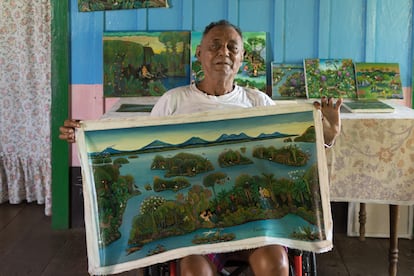 El pintor primitivista Rodolfo Arellano en su casa en el archipiélago de Solentiname.