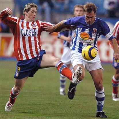 El delantero del Atlético, Fernando Torres, lucha un balón con Castellanos, del Lorca.