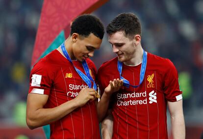 Arnold y Robertson celebran su título Mundial de Clubes.