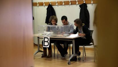 Una mesa electoral del 20-D en Madrid.