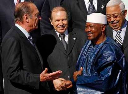 El presidente francés, Jacques Chirac, saluda a varios mandatarios africanos ayer en Cannes.