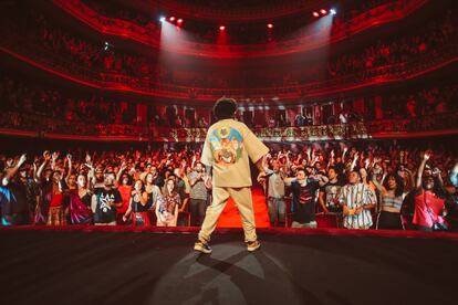 El rapero brasileño ante el público que reunió en el teatro Municipal de São Paulo, más negro y joven que el habitual.